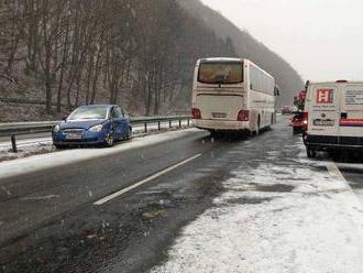 MIMORIADNA SITUÁCIA Slovensko v zajatí ľadu: FOTO Kolaps na R1, mrznúci dážď aj na týchto cestách