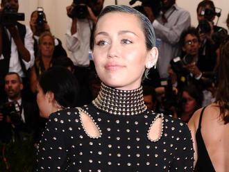 Miley Cyrus kašle na paparazzov: V zarezaných plavkách ukázala riťku!