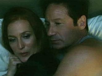 KONEČNE! Mulder a Scullyová z Aktov X majú po 25 rokoch SEX