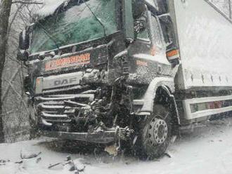 Foto: Hromadná dopravná nehoda v okrese Púchov, cesta je uzavretá v oboch smeroch