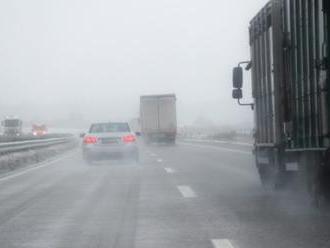 Česká republika hlási viac ako sto havárií na cestách, najmenej desať zranených