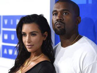Kanye West a Kim Kardashian West sa stali trojnásobnými rodičmi