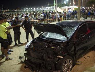 Video: Na Copacabane vrazilo auto do ľudí, šoféra už zatkli a vypočuli