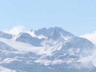 Vo Švajčiarsku zahynula mladá nemecká lyžiarka, zo skaly padala 30 metrov