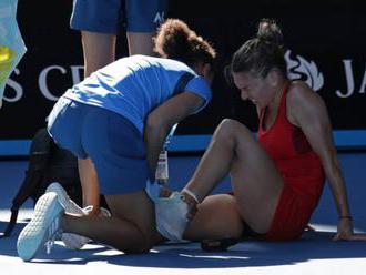Halepovú museli ošetrovať v 1. kole Australian Open, Kerberová uštedrila Friedsamovej „kanára&