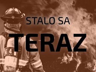 FOTO: V Slovenskom Novom Meste horí budova, zasahuje 30 hasičov