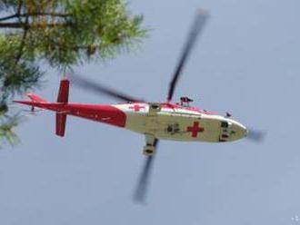 Leteckí záchranári pomáhali mužovi, ktorý spadol zo strechy