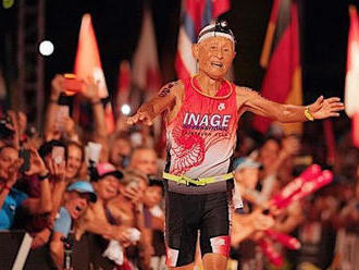 Ez a 85 éves bácsi éppen célba ér egy Iron Man triatlonverseny végén