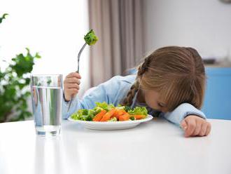 Lékaři upozorňují: Dětem nevadí zelenina a ovoce, odmítají jíst barevné jídlo!