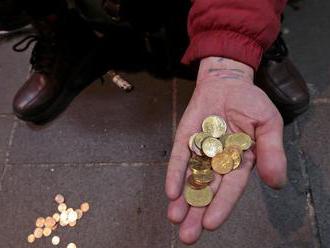 Na Slovensku bolo vlani podľa Eurostatu chudobou ohrozených 16,3 % ľudí