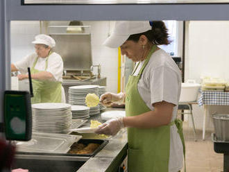 Školám chýbajú kuchárky, platy v kuchyniach sú biedne