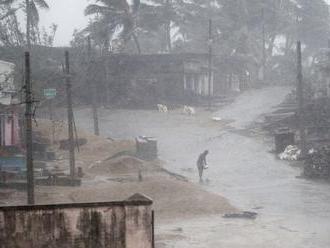 Cyklón Titli zasiahol východ Indie, evakuovali takmer 300 000 ľudí