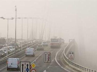 Vodiči na strednom a východnom Slovensku by si mali dať pozor na hmlu, tvrdí SHMÚ