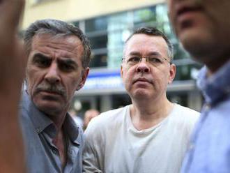 Právnik amerického pastora súdeného v Turecku verí v jeho prepustenie z väzby