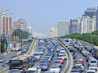 Predaj áut v Číne sa výrazne prepadol, reaguje na obchodnú vojnu