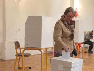 Posledný prieskum pred voľbami: Vallo v Bratislave vedie, Nesrovnal klesol