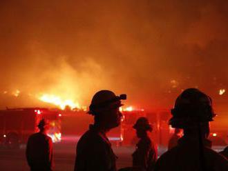 Hasiči zasahujú pri požiari strechy výrobnej haly vo Veľkej Lomnici