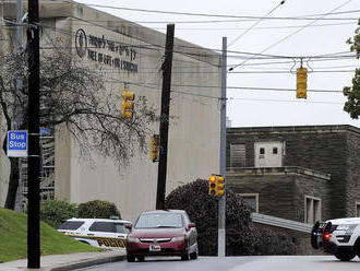 Podozrivého zo streľby v synagóge v Pittsburghu obžalovali v 44 bodoch