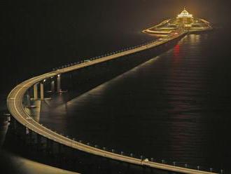 Otvorili najdlhší most sveta cez more. Spája Hongkong, Macao a Čínu