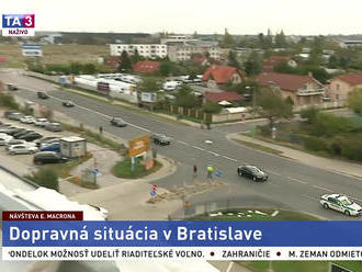 Macron je už v Bratislave, ktorá zažíva výrazné obmedzenia
