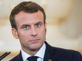 Macron pokračuje v návšteve, čaká ho stretnutie s premiérom