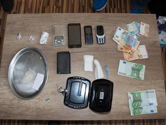Levickí kriminalisti odhalili obchod s drogami: FOTO Žena   kupovala a predávala pervitín