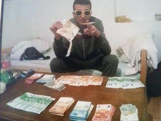 Partia najhlúpejších zlodejov: Vylúpili poštu vo Voderadoch, v mobiloch ukrývali poklad pre policajt