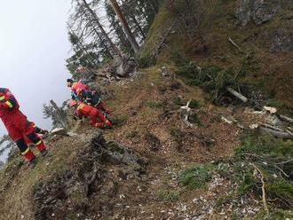Hasiči naďalej pokračujú v likvidovaní požiaru v Gaderskej doline: Na mieste zasahuje aj vrtuľník