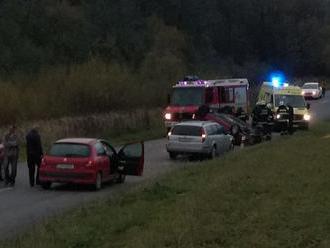 Po požiari Kuneradského zámku autonehoda: FOTO Úsek bol neprejazdný, hlásia dvoch zranených