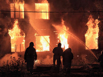 Hasiči zasahujú pri požiari strechy výrobnej haly vo Veľkej Lomnici