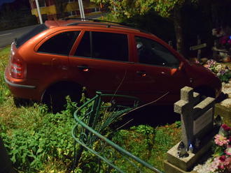 Opitý mladík si urobil predčasné Dušičky: Na ceste do Prešova narazil autom rovno do hrobu