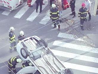 Kuriózna nehoda v Bratislave: FOTO Nad kaskadérskym kúskom vodičky ľudia krútili hlavami