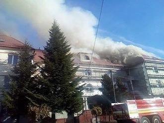 Bývalá policajná stanica v Slovenskom Novom Meste v plameňoch, požiar sa podarilo lokalizovať