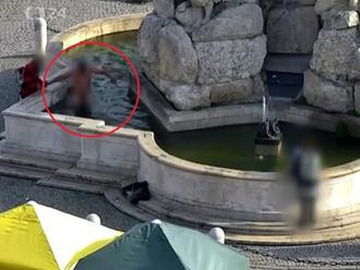 VIDEO Nahý Čech sa bláznil vo fontáne, lovil mince a pil víno: Priznanie muža odrovnalo i policajtov