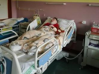 Absolútna beznádej rodičov: Krvácajúceho Adamka nechali lekári na chodbe, po operácii mandlí upadol 
