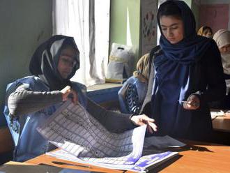 Útoky sprevádzajú druhý deň volieb v Afganistane, v provincii Nangarhár zahynuli i deti