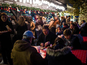 Na Vörösmartyho námestí v Budapešti otvorili adventný a vianočný trh, má 20 rokov
