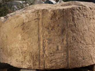 Archeológovia našli v Káhire časti kamenných dosiek spred 4000 rokov