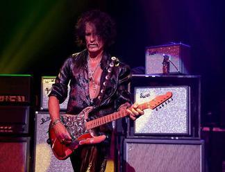 Joe Perry z Aerosmith skolaboval v zákulisí koncertu. Jeho stav sa už zlepšuje