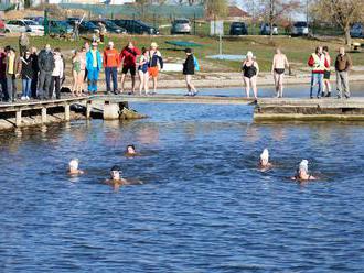 Otužilci z Čiech a Slovenska odštartovali na Kurinci súťaž v zimnom plávaní