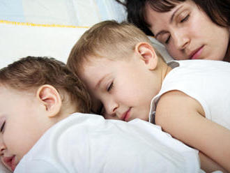 Naučiť dieťa zaspávať samé?