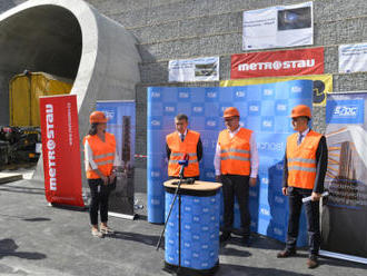 Nejdelším železničním tunelem v Česku projel zkušebně první vlak