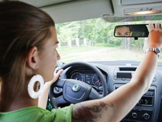 Stát chystá povinné kontroly zraku řidičů, problémy má 71 procent