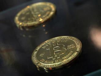 Cena bitcoinu se propadla na roční minimum