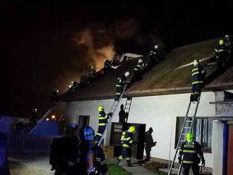 Pět jednotek hasičů likviduje požár střechy domu v Jeníkovicích na Přeloučsku. Hasiči evakuovali 4…