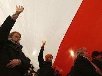 Poľska polícia pátra po podpaľačoch vlajky EÚ, vypísala aj odmenu