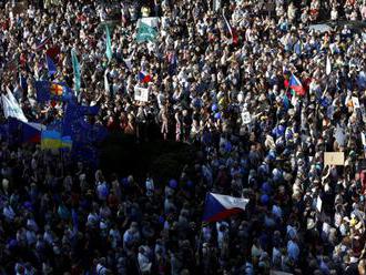 Tisíce demonštrantov na Václavskom námestí žiadajú demisiu Babiša