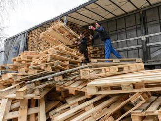 Michalovskí colníci opäť ponúkajú na humanitárne účely drevené palety