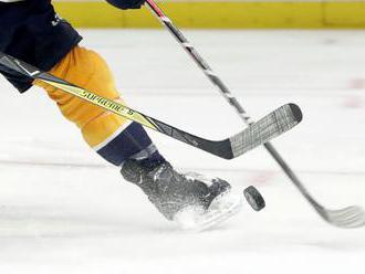 Švédsky hokejista Larkin bol obvinený z napadnutia súpera