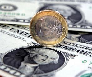 Kurz eura sa pohybuje tesne pod hranicou 1,14 USD/EUR